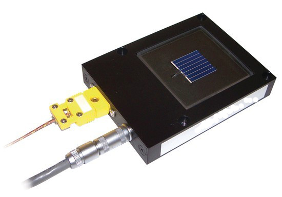 本方案旨在提供一套高性能的3A+ LED太阳光模拟器及测试系统，专为新一代高效太阳能电池（包括钙钛矿、叠层电池等）的研发与精密测试而设计。系统严格遵循IEC 60904-9标准，在光谱匹配度、辐射均匀性和时间稳定性三大核心指标上均达到A+级水准。结合高精度、宽范围的源表与功能的专业软件，本系统能够全面、精确地分析光伏器件的关键电性能参数，为材料研究、电池结构优化及组件性能评估提供坚实的数据支持。